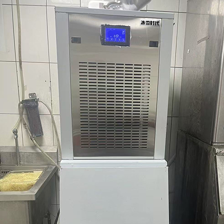 300公斤雪花制冰机交付郑州某三文鱼刺身店